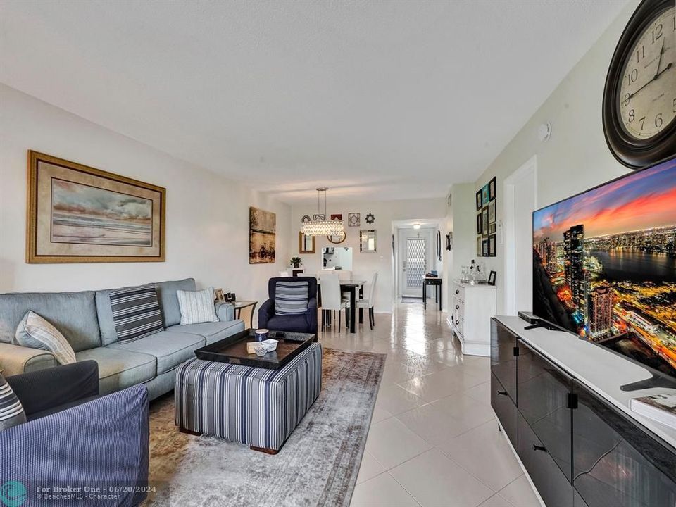 Active With Contract: $1,600 (1 beds, 2 baths, 930 Square Feet)