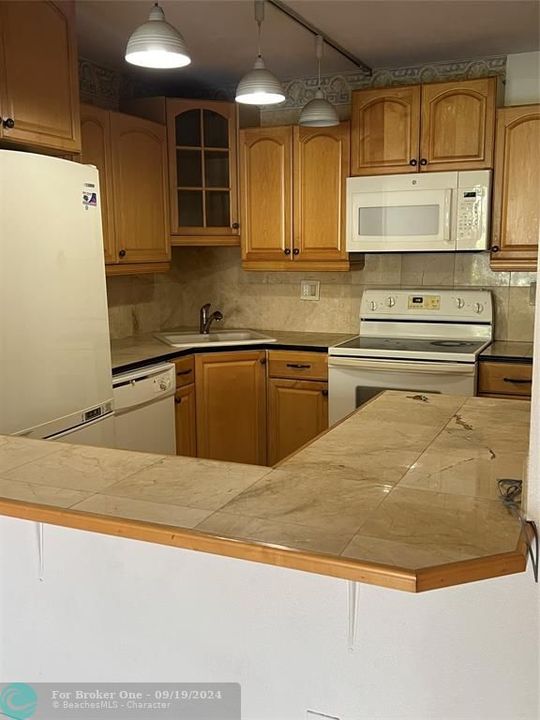 Active With Contract: $1,550 (1 beds, 1 baths, 688 Square Feet)