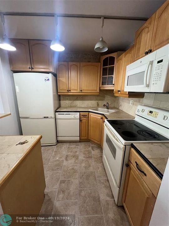 Active With Contract: $1,550 (1 beds, 1 baths, 688 Square Feet)