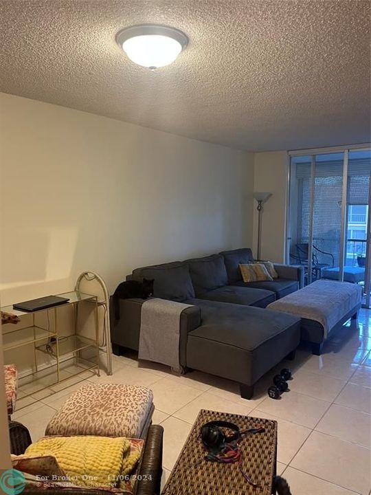 For Rent: $2,200 (2 beds, 2 baths, 1035 Square Feet)