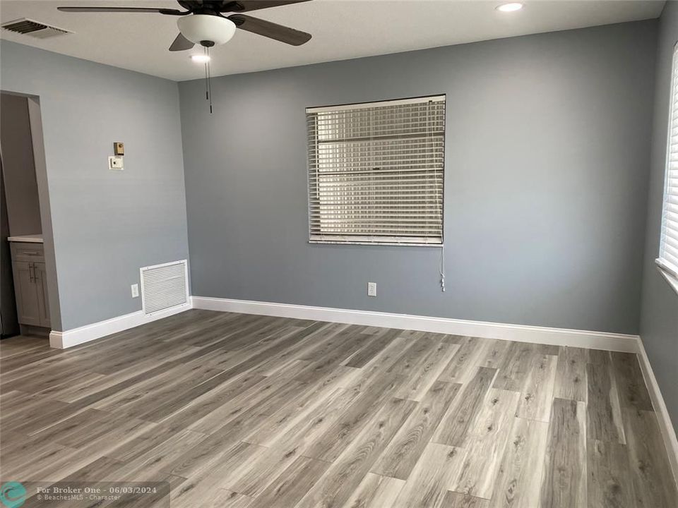 Recently Sold: $279,500 (2 beds, 1 baths, 932 Square Feet)