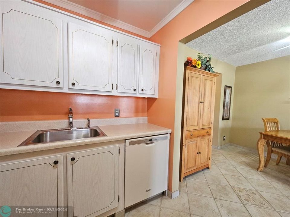 For Sale: $123,500 (1 beds, 1 baths, 699 Square Feet)