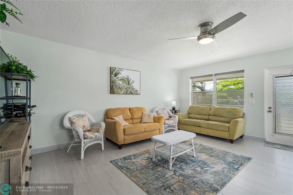 Active With Contract: $225,000 (2 beds, 1 baths, 828 Square Feet)