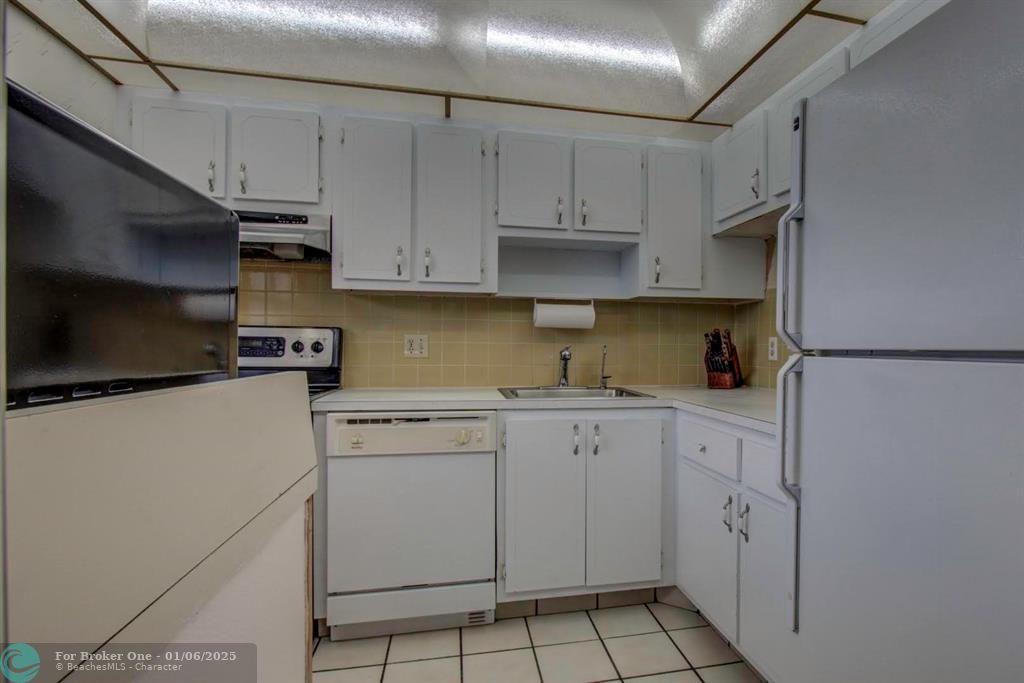 For Sale: $129,900 (2 beds, 2 baths, 930 Square Feet)