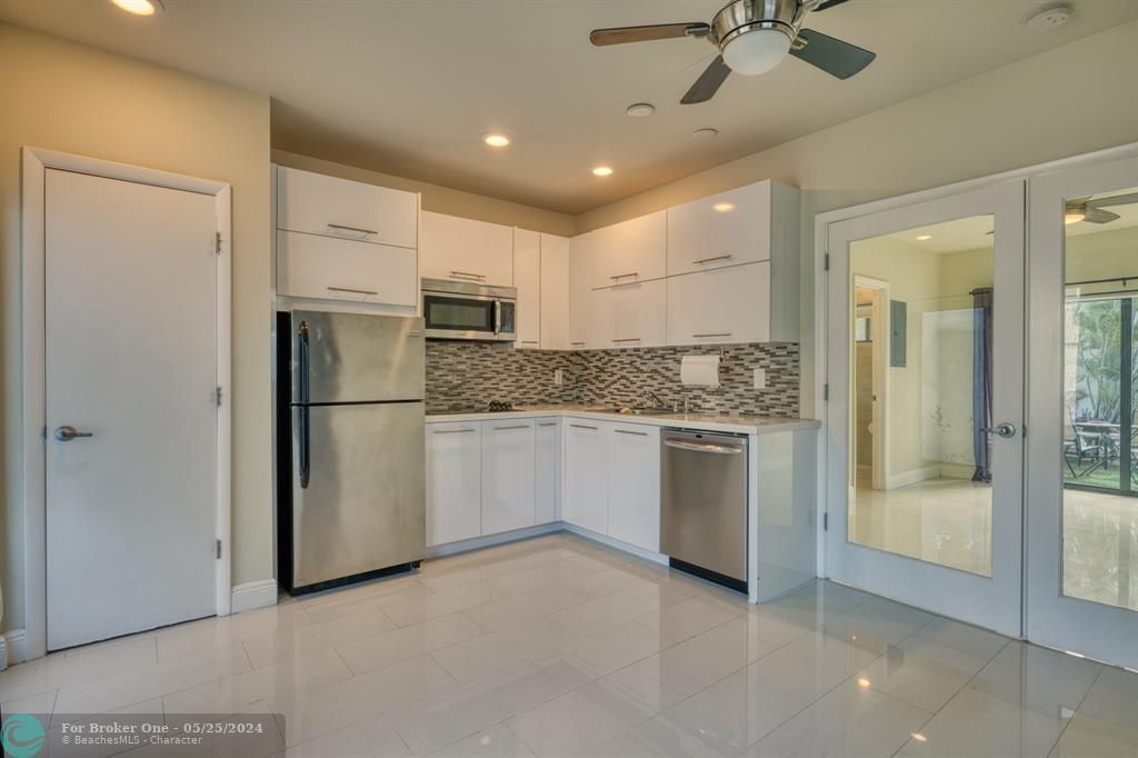 Active With Contract: $1,900 (1 beds, 1 baths, 500 Square Feet)
