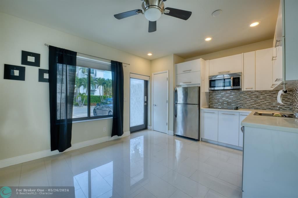 Active With Contract: $1,900 (1 beds, 1 baths, 500 Square Feet)