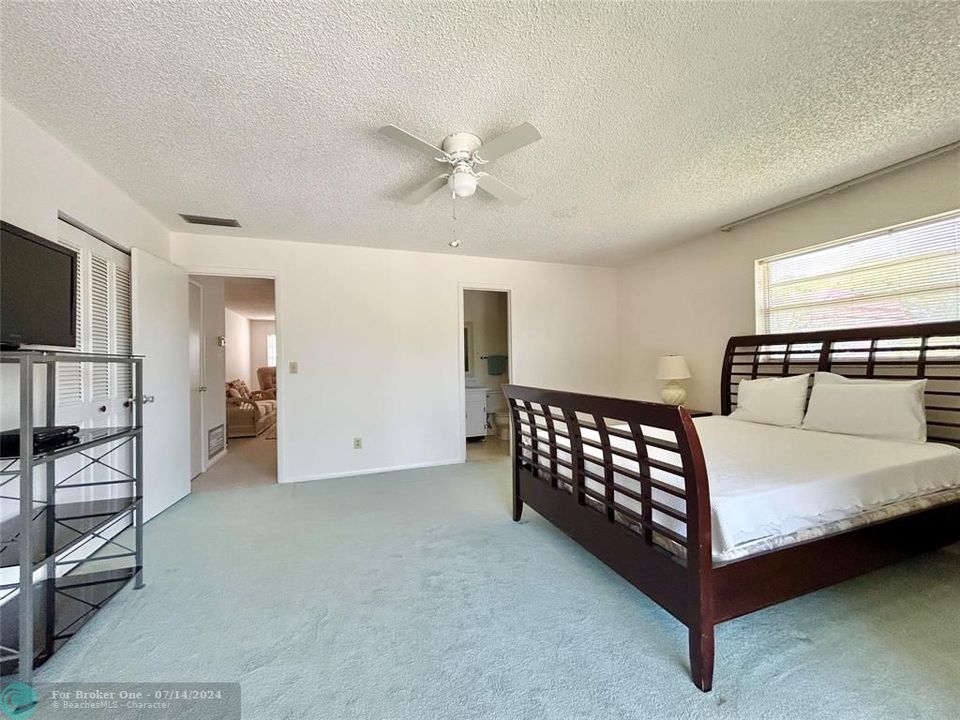 For Sale: $112,000 (1 beds, 1 baths, 750 Square Feet)