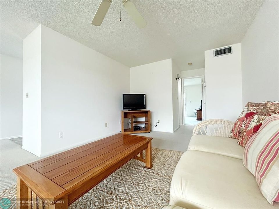 For Sale: $112,000 (1 beds, 1 baths, 750 Square Feet)