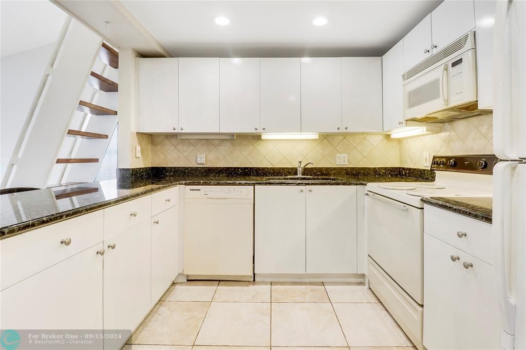 For Sale: $258,000 (2 beds, 2 baths, 1181 Square Feet)