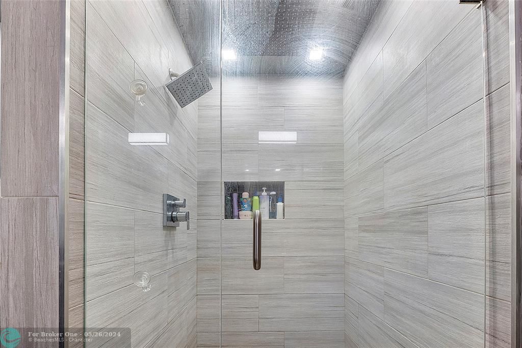 合同活跃: $358,000 (2 贝兹, 2 浴室, 1284 平方英尺)
