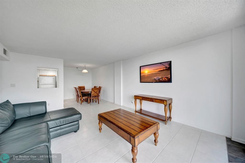 Active With Contract: $415,000 (2 beds, 2 baths, 1031 Square Feet)