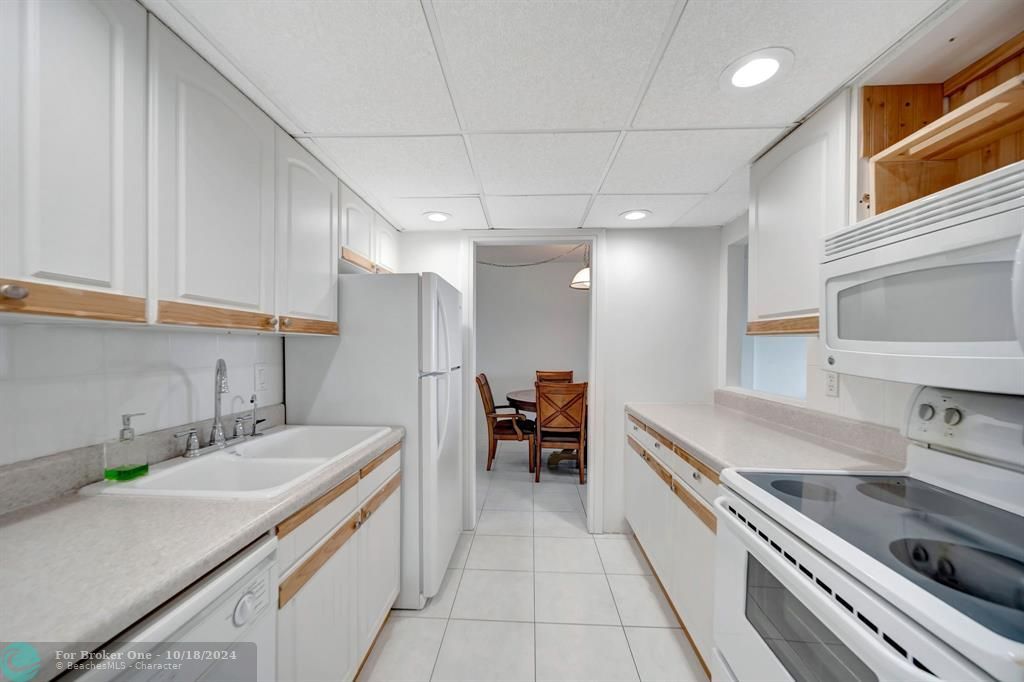 Active With Contract: $415,000 (2 beds, 2 baths, 1031 Square Feet)