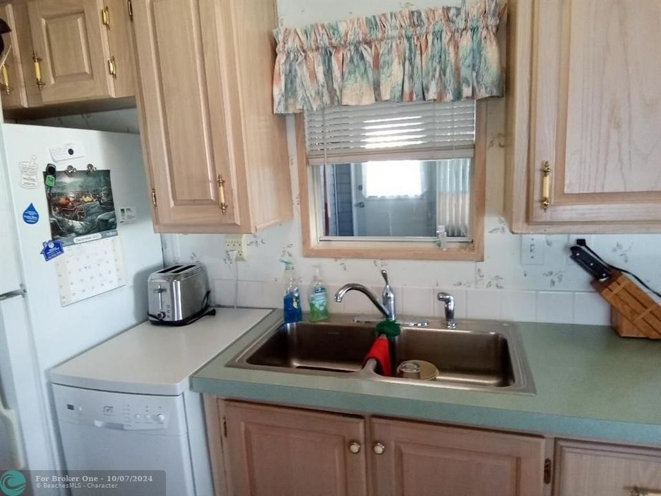 For Sale: $155,000 (2 beds, 1 baths, 641 Square Feet)