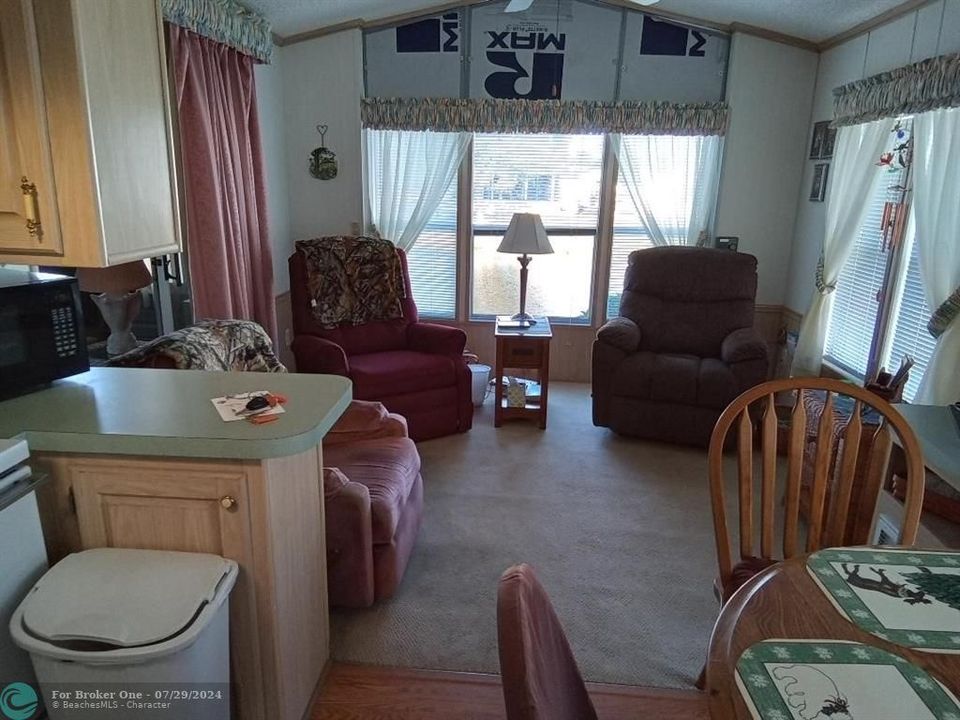 For Sale: $155,000 (2 beds, 1 baths, 641 Square Feet)