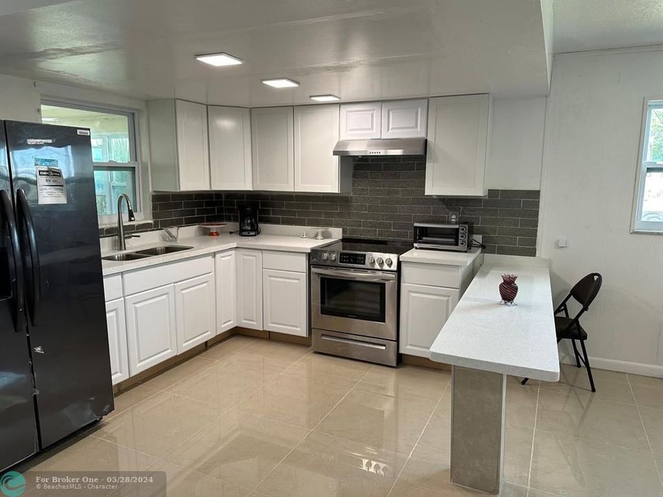 Active With Contract: $2,400 (3 beds, 1 baths, 1728 Square Feet)