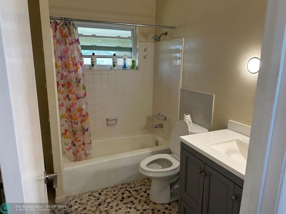 Active With Contract: $2,400 (3 beds, 1 baths, 1728 Square Feet)