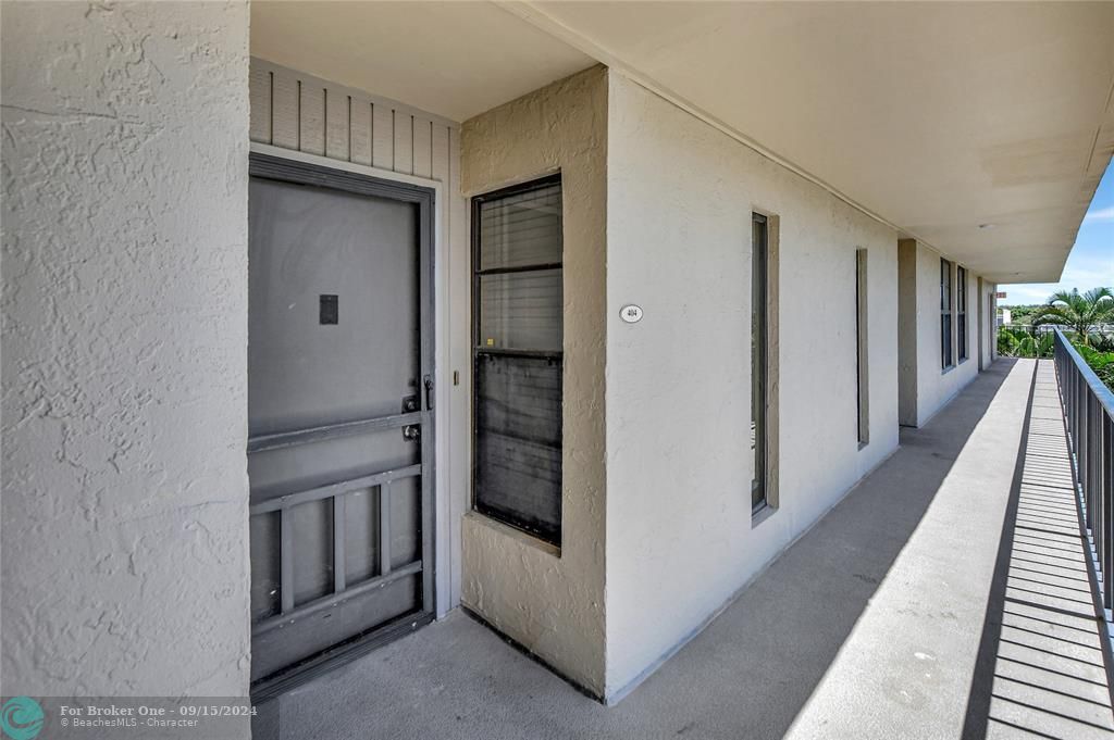 For Sale: $278,999 (1 beds, 1 baths, 815 Square Feet)