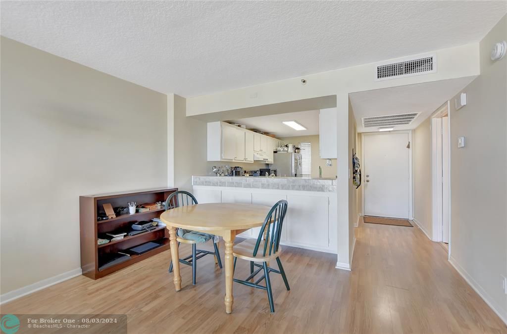 For Sale: $278,999 (1 beds, 1 baths, 815 Square Feet)