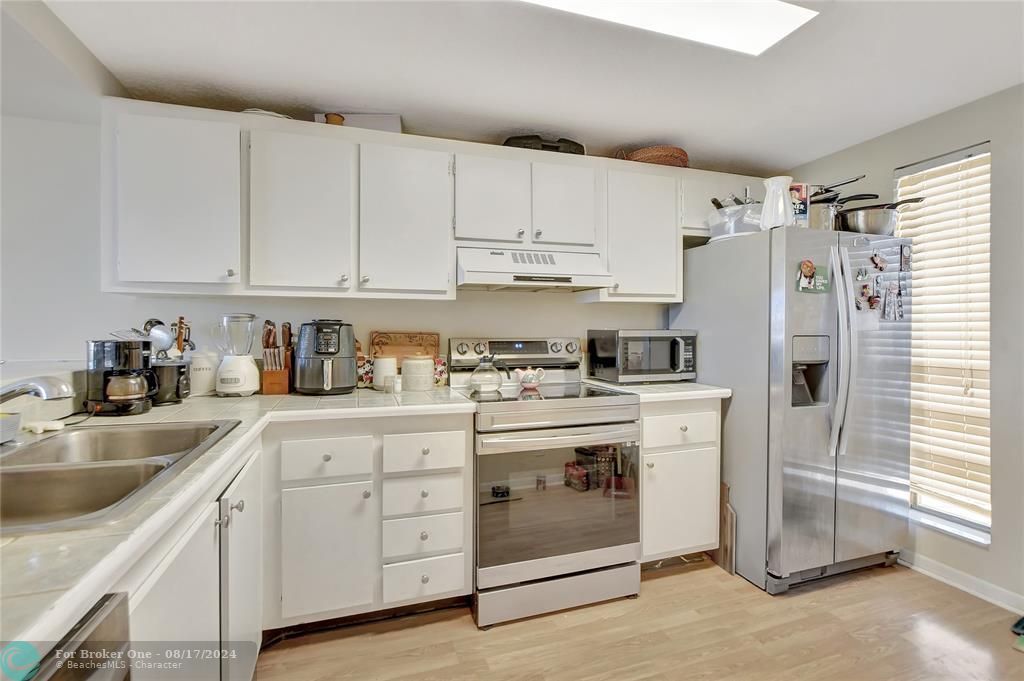 For Sale: $278,999 (1 beds, 1 baths, 815 Square Feet)