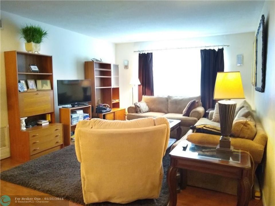 For Sale: $165,000 (2 beds, 2 baths, 930 Square Feet)