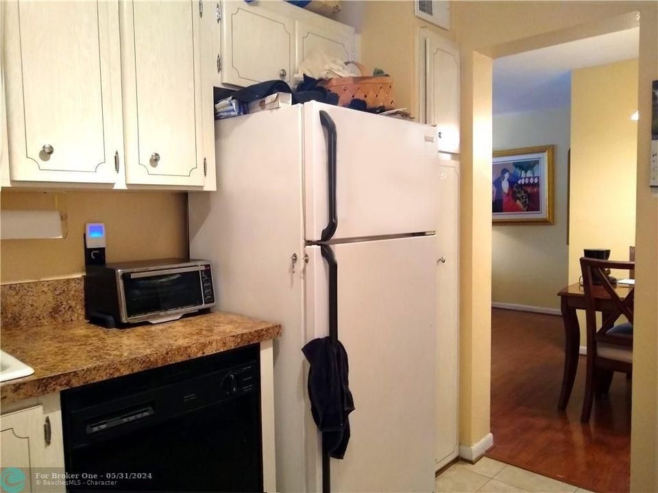 For Sale: $165,000 (2 beds, 2 baths, 930 Square Feet)