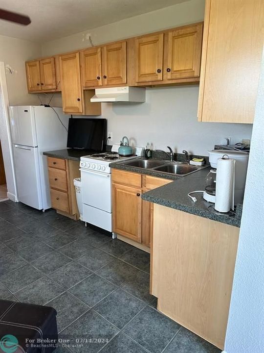 Active With Contract: $1,550 (1 beds, 1 baths, 364 Square Feet)