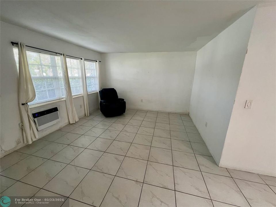 For Sale: $173,000 (1 beds, 1 baths, 653 Square Feet)