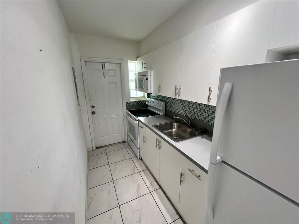 For Sale: $175,000 (1 beds, 1 baths, 653 Square Feet)