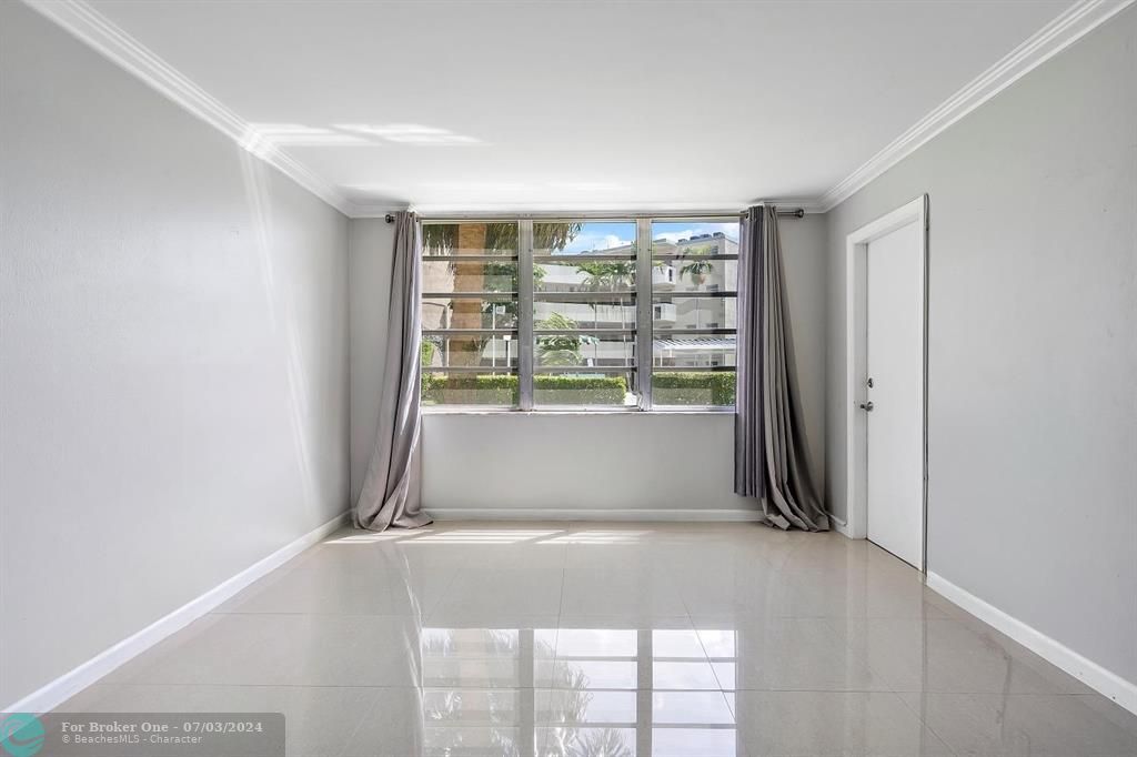 Active With Contract: $154,000 (1 beds, 1 baths, 1036 Square Feet)