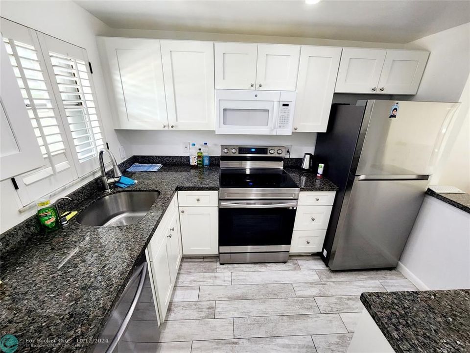 For Sale: $218,500 (2 beds, 2 baths, 835 Square Feet)