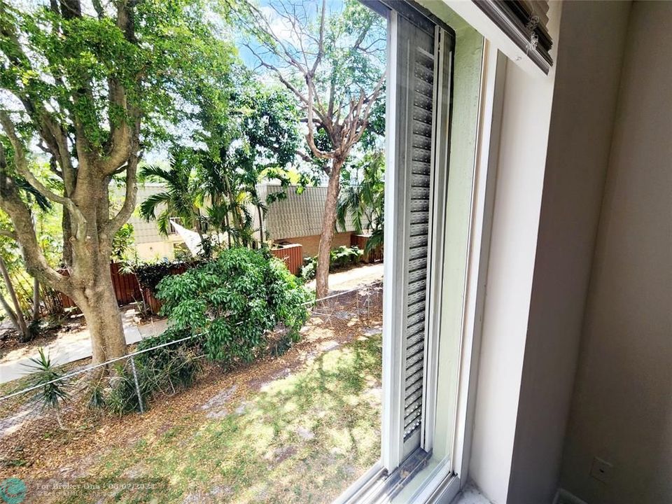 For Sale: $218,500 (2 beds, 2 baths, 835 Square Feet)