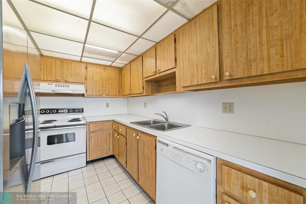 For Sale: $299,000 (2 beds, 2 baths, 1216 Square Feet)