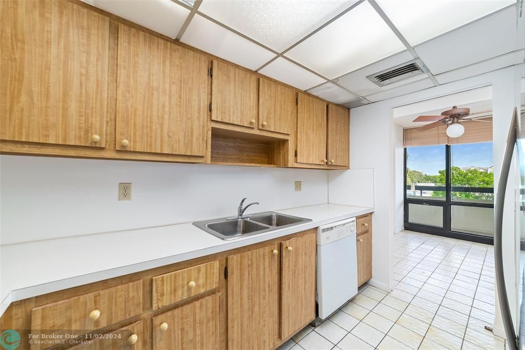 For Sale: $299,000 (2 beds, 2 baths, 1216 Square Feet)