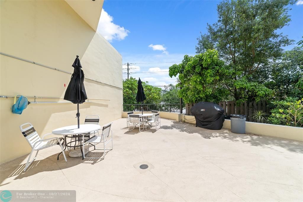 Active With Contract: $285,000 (2 beds, 2 baths, 1216 Square Feet)