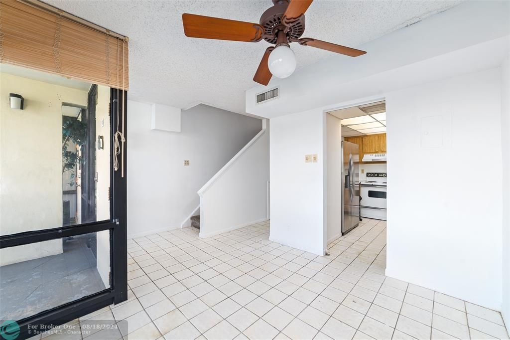 Active With Contract: $285,000 (2 beds, 2 baths, 1216 Square Feet)