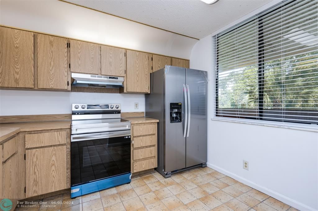 Active With Contract: $229,000 (2 beds, 2 baths, 1091 Square Feet)