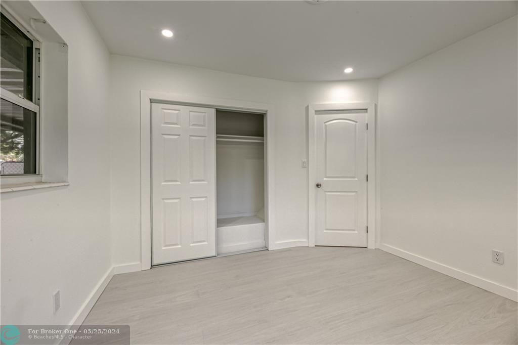 For Sale: $3,300 (2 beds, 1 baths, 917 Square Feet)