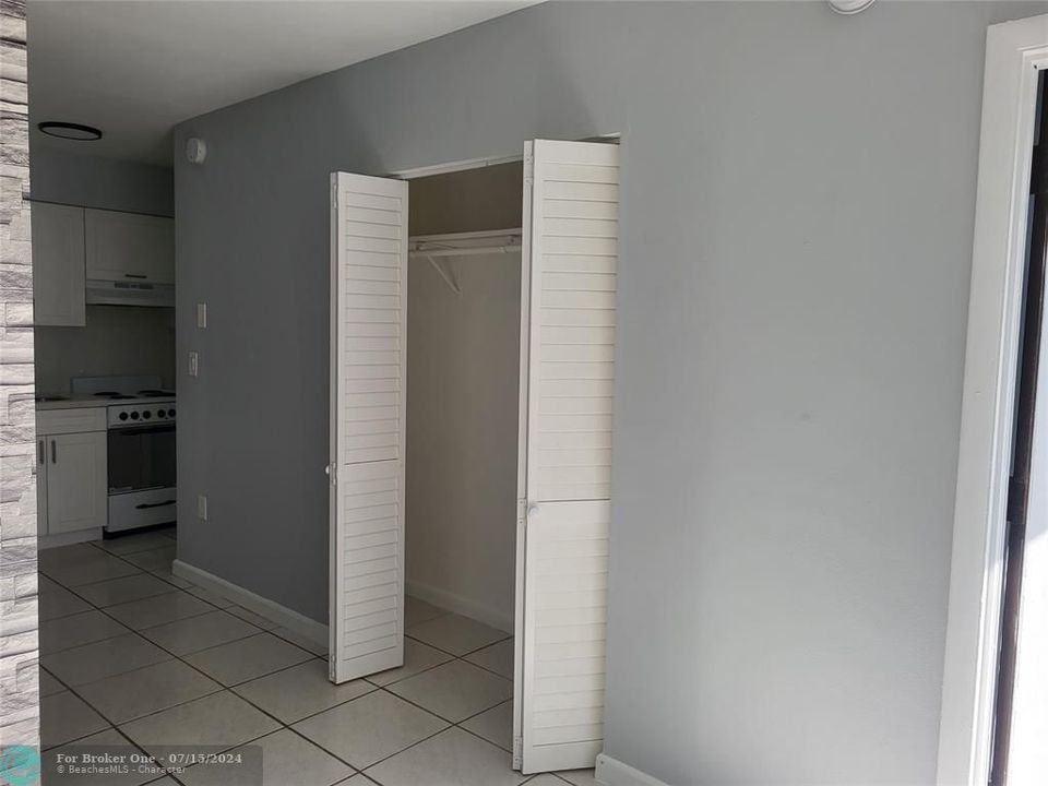 Active With Contract: $1,575 (1 beds, 1 baths, 700 Square Feet)