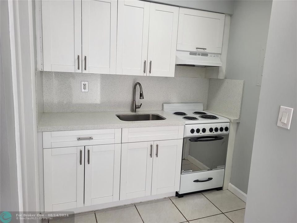 Active With Contract: $1,575 (1 beds, 1 baths, 700 Square Feet)