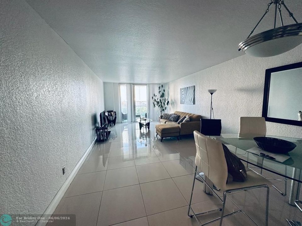 For Sale: $530,000 (1 beds, 1 baths, 1005 Square Feet)