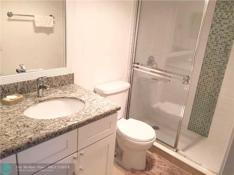 Active With Contract: $1,900 (1 beds, 1 baths, 960 Square Feet)