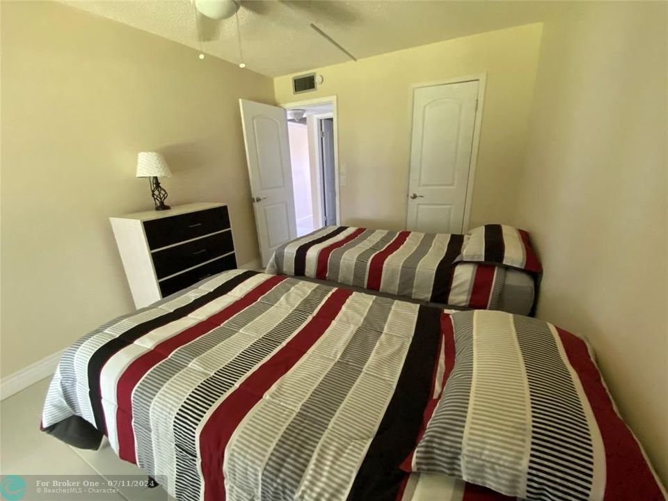 For Sale: $175,000 (2 beds, 1 baths, 829 Square Feet)