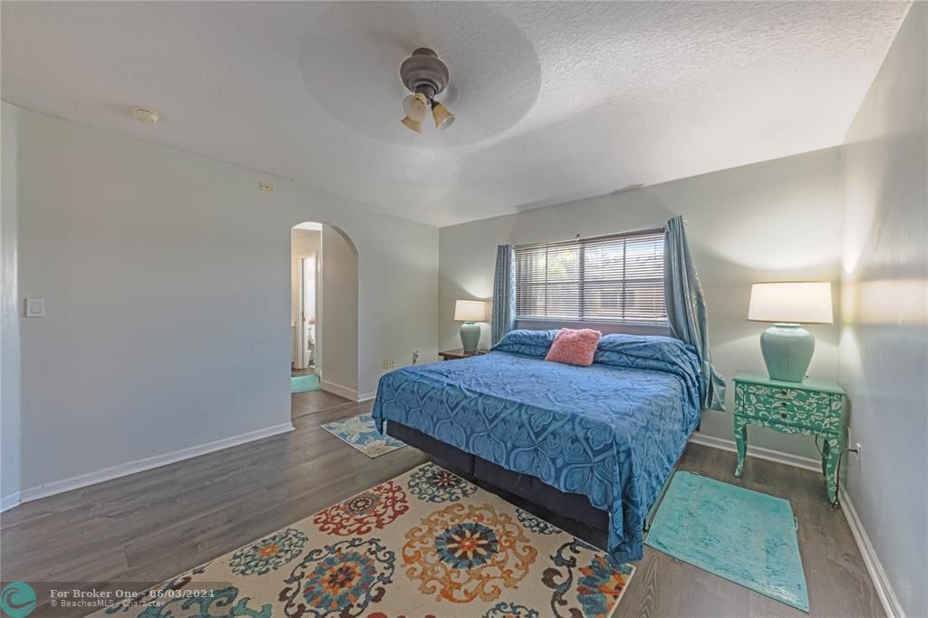 Active With Contract: $499,000 (3 beds, 3 baths, 1304 Square Feet)