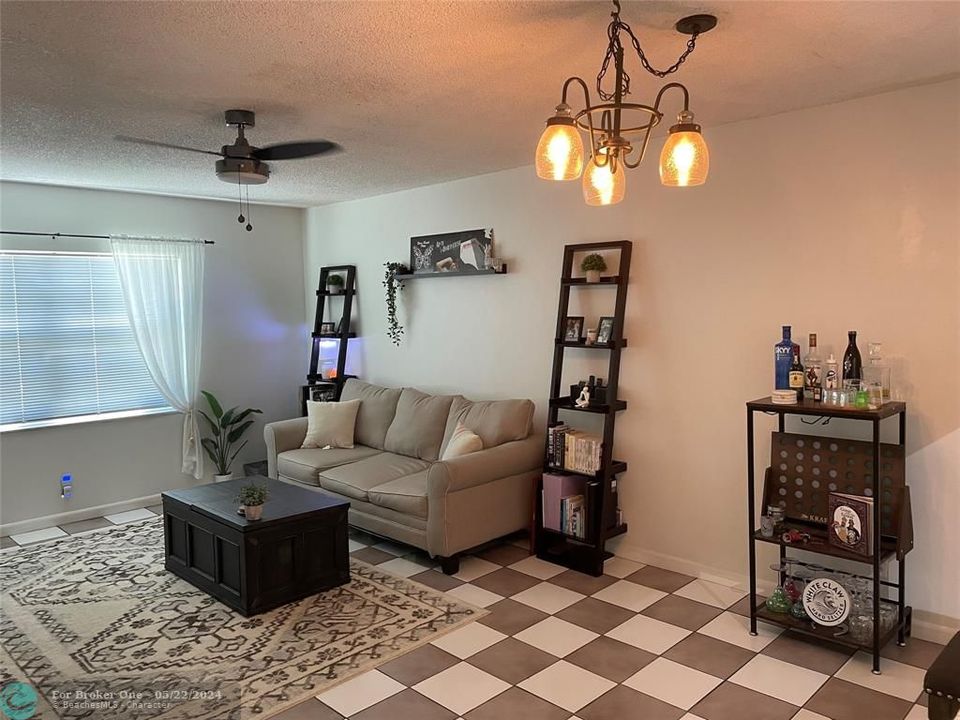 For Sale: $159,999 (1 beds, 1 baths, 665 Square Feet)