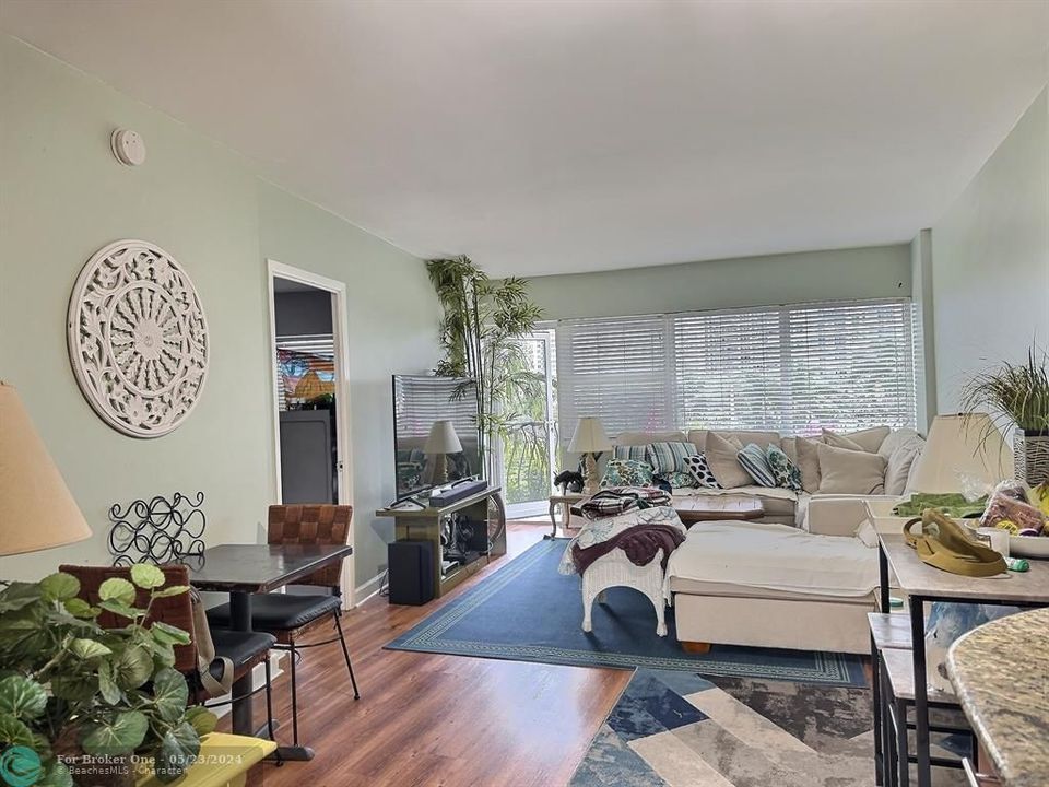 Active With Contract: $279,000 (2 beds, 1 baths, 760 Square Feet)
