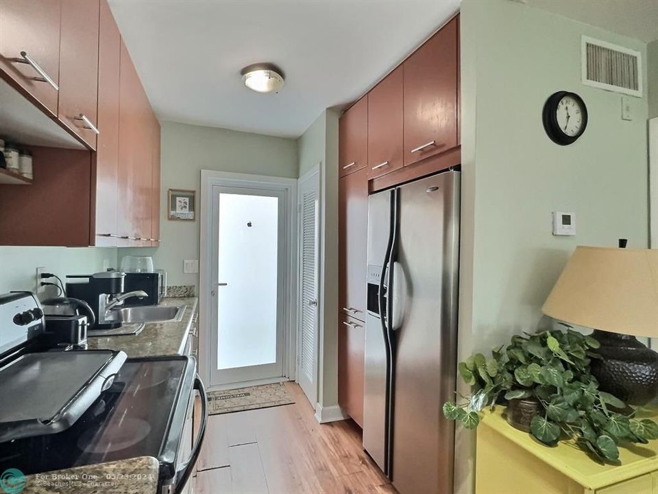 Active With Contract: $279,000 (2 beds, 1 baths, 760 Square Feet)