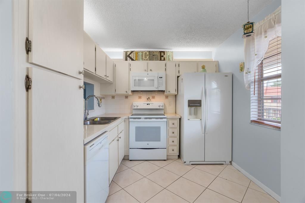 For Sale: $225,000 (2 beds, 2 baths, 809 Square Feet)