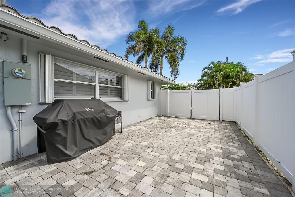 Active With Contract: $999,900 (4 beds, 2 baths, 1716 Square Feet)