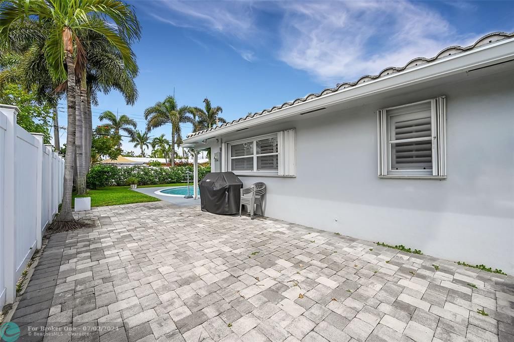 Active With Contract: $999,900 (4 beds, 2 baths, 1716 Square Feet)