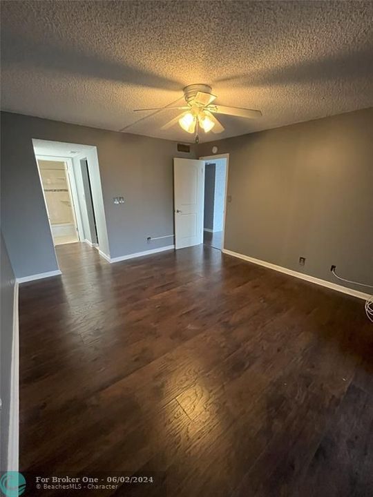 For Sale: $169,990 (1 beds, 1 baths, 900 Square Feet)